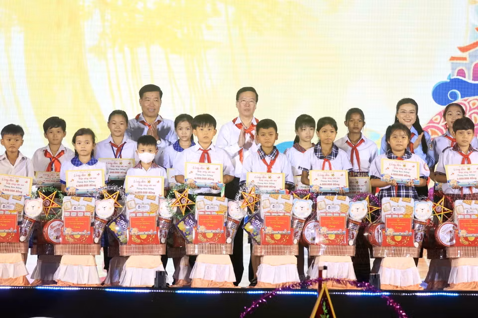 Chủ tịch nước Võ Văn Thưởng trao học bổng cho các thiếu nhi có hoàn cảnh khó khăn, mồ côi cha mẹ, mồ côi do COVID-19 của các tỉnh Đồng Nai, Bình Dương, Tây Ninh và Thành phố Hồ Chí Minh. (Ảnh: An Đăng/TTXVN)