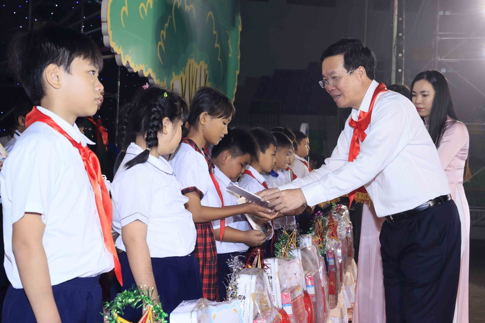 Chủ tịch nước Võ Văn Thưởng trao quà Trung thu cho các học sinh. (Ảnh: An Đăng/TTXVN)