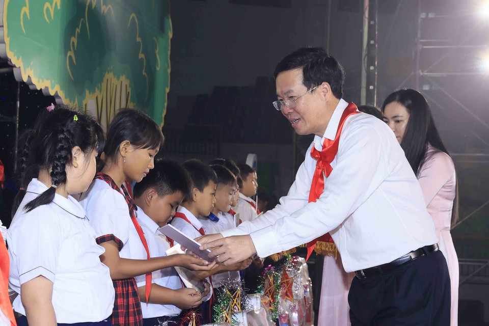 Chủ tịch nước Võ Văn Thưởng trao quà Trung thu cho các học sinh. (Ảnh: An Đăng/TTXVN)