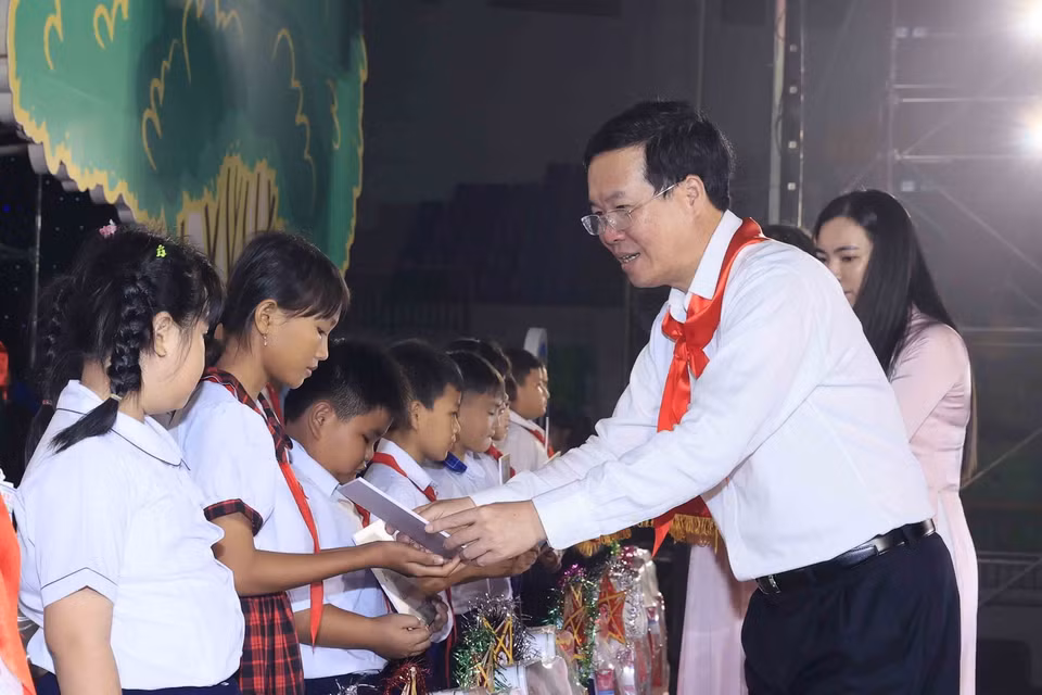 Chủ tịch nước Võ Văn Thưởng trao quà Trung thu cho các học sinh. (Ảnh: An Đăng/TTXVN)