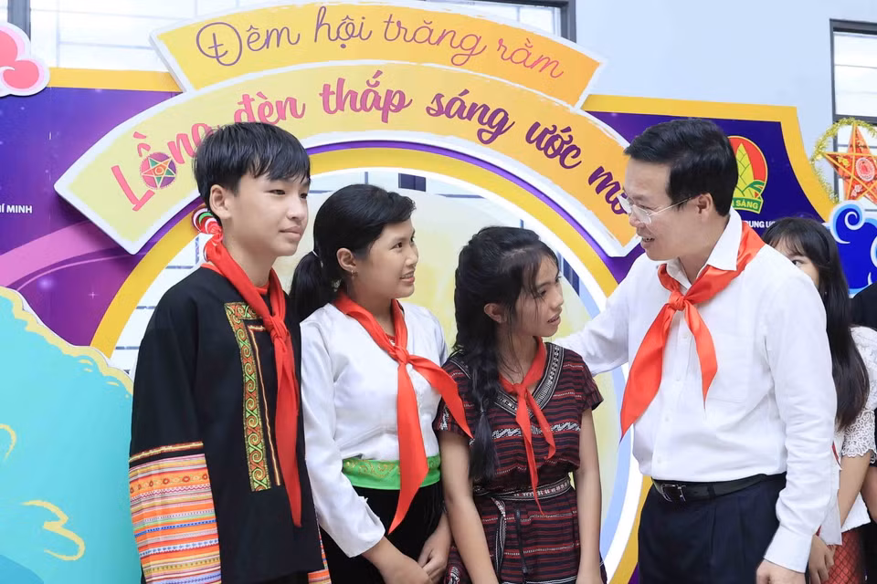 Chủ tịch nước Võ Văn Thưởng với thiếu nhi tỉnh Bình Phước. (Ảnh: An Đăng/TTXVN)