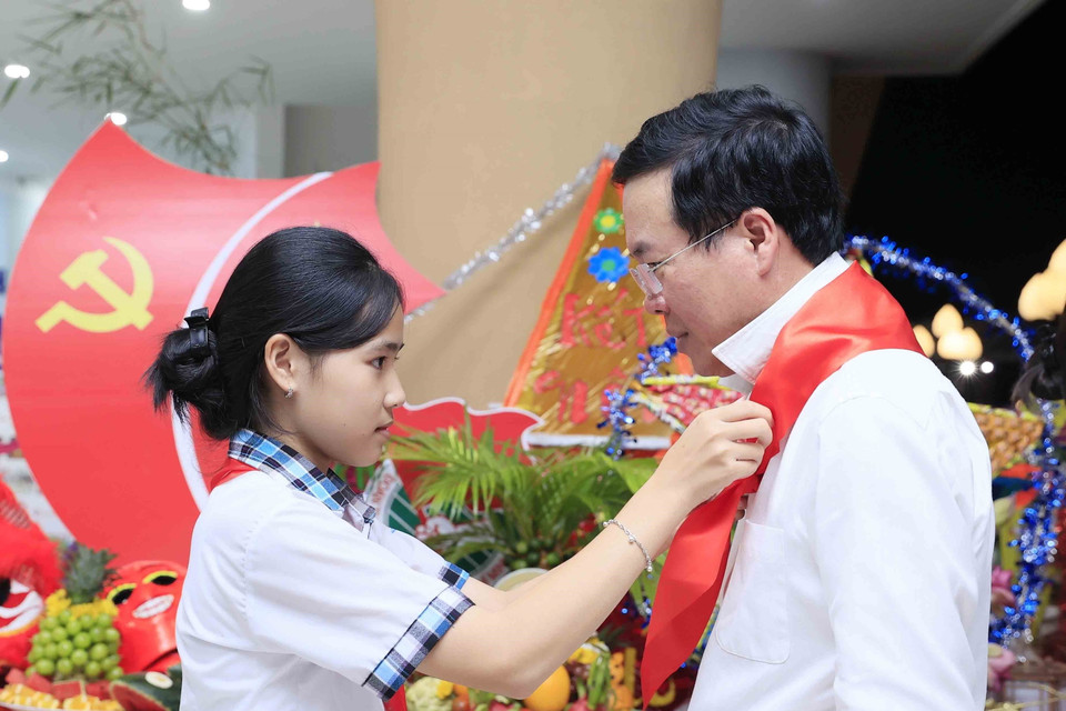 Thiếu nhi tỉnh Bình Phước đeo khăn quàng đỏ cho Chủ tịch nước Võ Văn Thưởng. (Ảnh: An Đăng/TTXVN)