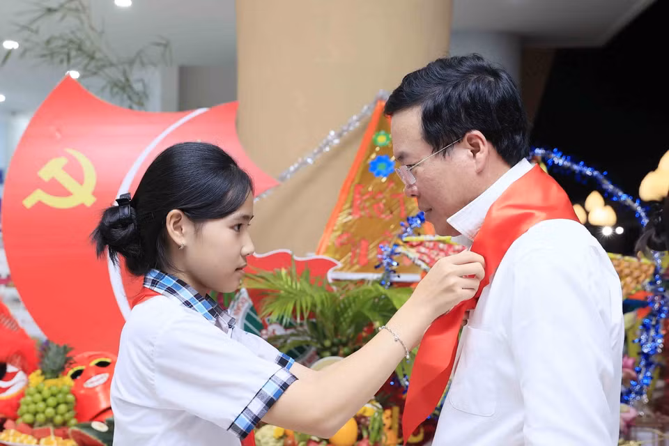 Thiếu nhi tỉnh Bình Phước đeo khăn quàng đỏ cho Chủ tịch nước Võ Văn Thưởng. (Ảnh: An Đăng/TTXVN)