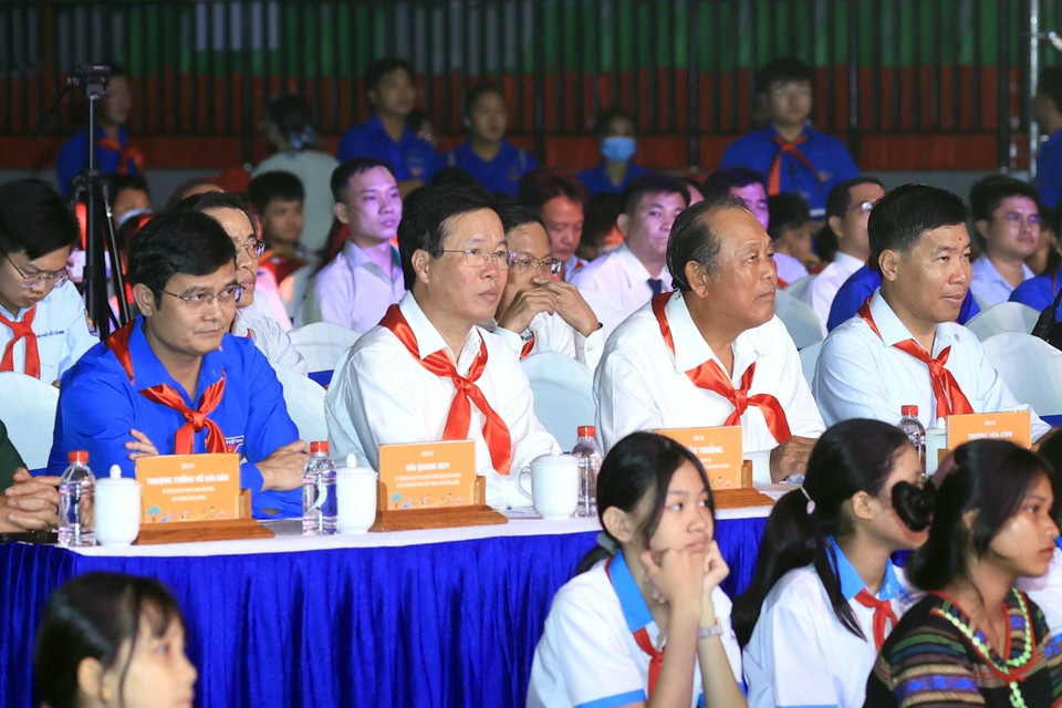 Chủ tịch nước Võ Văn Thưởng với các đại biểu dự Đêm hội Trăng rằm 'Lồng đèn thắp sáng ước mơ' năm 2023. (Ảnh: An Đăng/TTXVN)