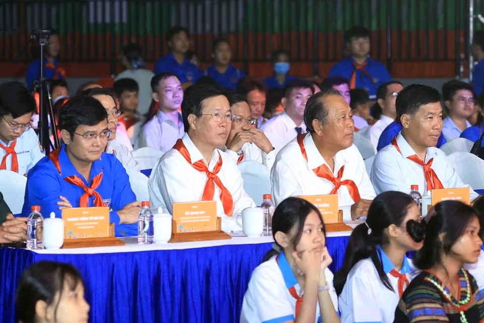 Chủ tịch nước Võ Văn Thưởng với các đại biểu dự Đêm hội Trăng rằm 'Lồng đèn thắp sáng ước mơ' năm 2023. (Ảnh: An Đăng/TTXVN)