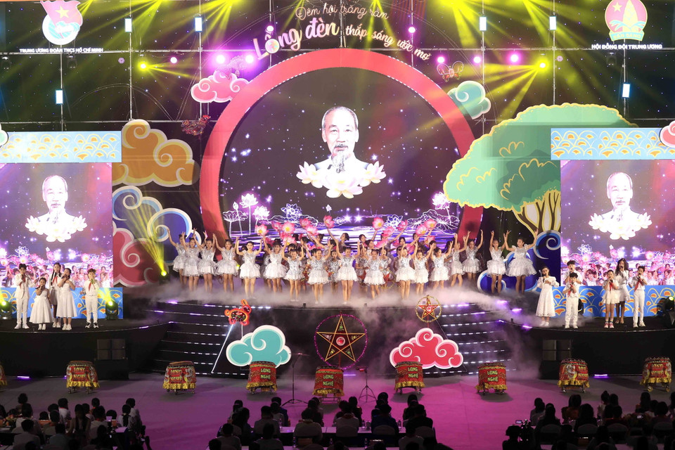 Chương trình văn nghệ chào mừng đêm hội. (Ảnh: An Đăng/TTXVN)