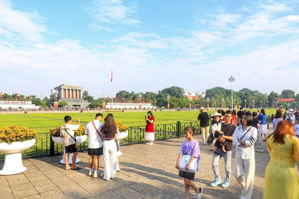 Đông đảo người dân có mặt tại Quảng trường Ba Đình từ sáng sớm. (Ảnh: Tuấn Đức/TTXVN)