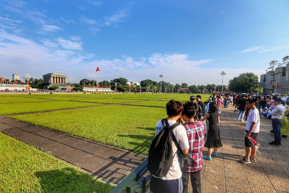 Đông đảo người dân có mặt tại Quảng trường Ba Đình từ sáng sớm. (Ảnh: Tuấn Đức/TTXVN)