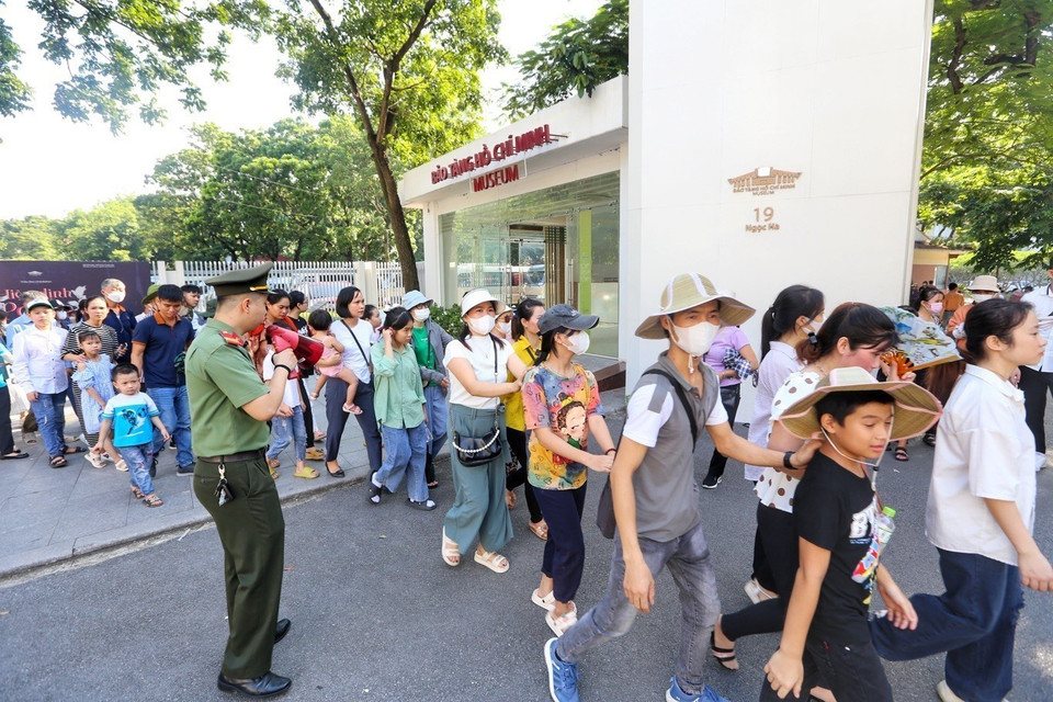 Lực lượng Cảnh vệ hỗ trợ người dân vào Lăng Bác. (Ảnh: Tuấn Đức/TTXVN)