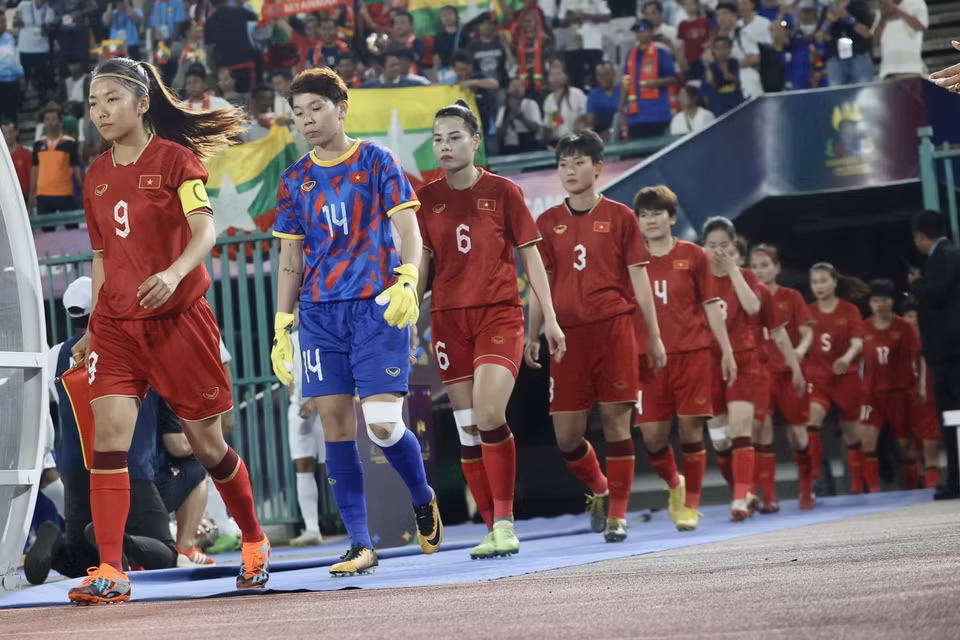 Tuyển Nữ Việt Nam bước ra sân sẵn sàng chinh phục tấm huy chương Vàng SEA Games 32. (Ảnh: Hoàng Linh/TTXVN)