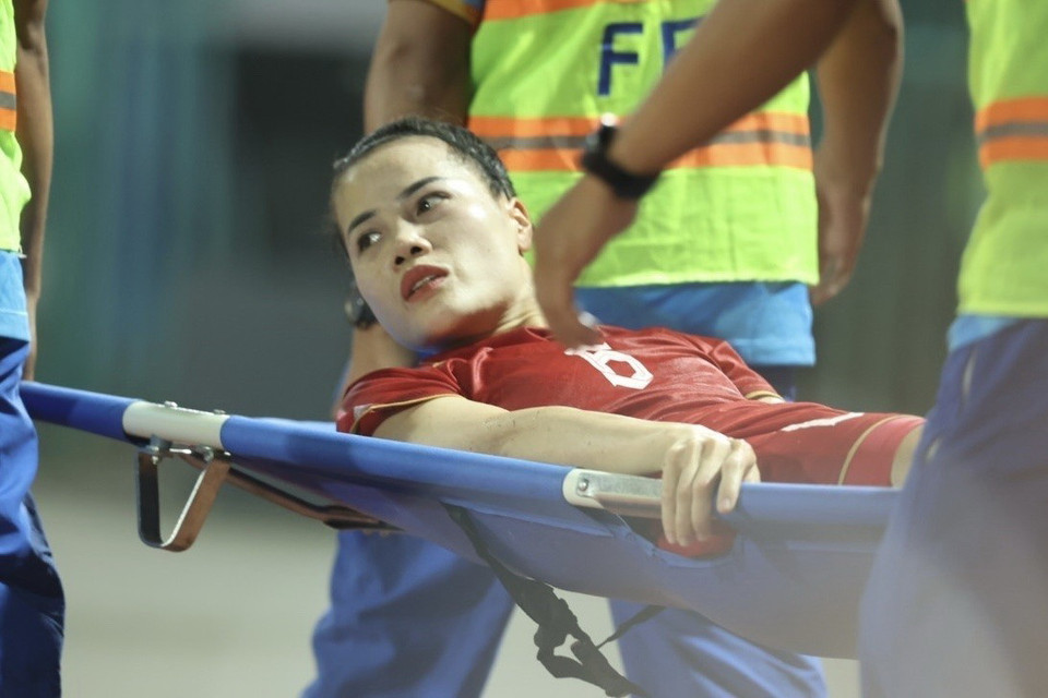 Đến phút 36, Đội tuyển Việt Nam chịu tổn thất khi Thúy Nga dính chấn thương và không thể tiếp tục thi đấu. (Ảnh: Minh Quyết/TTXVN)