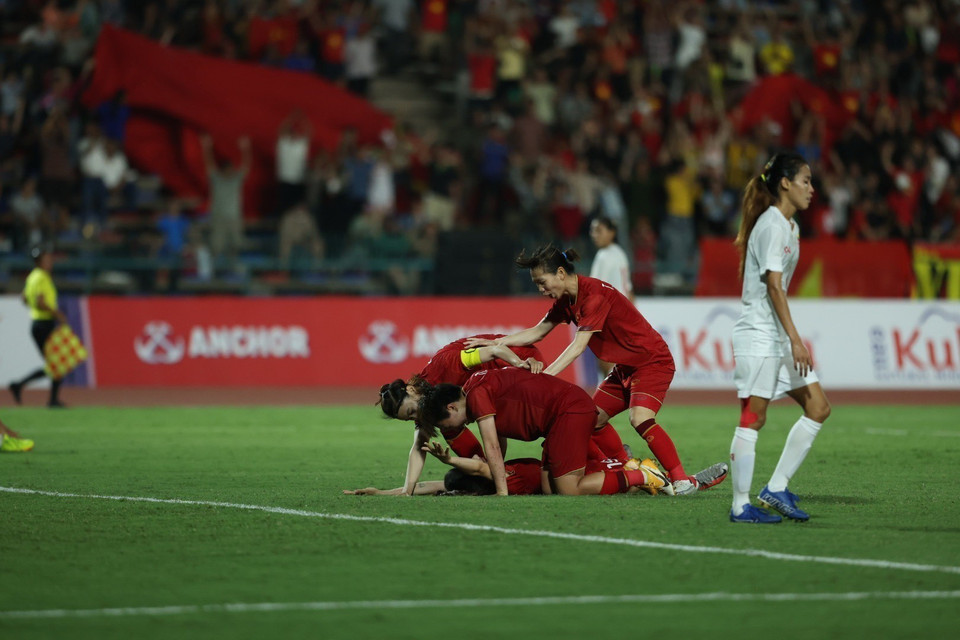 Niềm vui của các cầu thủ Việt Nam ghi Thanh Nhã nâng tỷ số lên 2-0. (Ảnh: Minh Quyết/TTXVN)