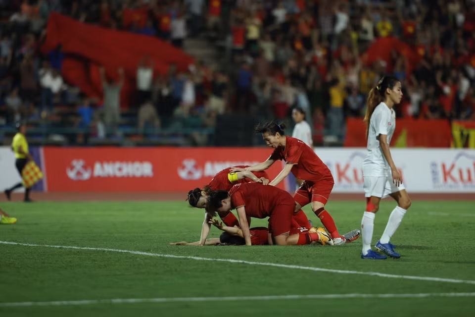 Niềm vui của các cầu thủ Việt Nam ghi Thanh Nhã nâng tỷ số lên 2-0. (Ảnh: Minh Quyết/TTXVN)
