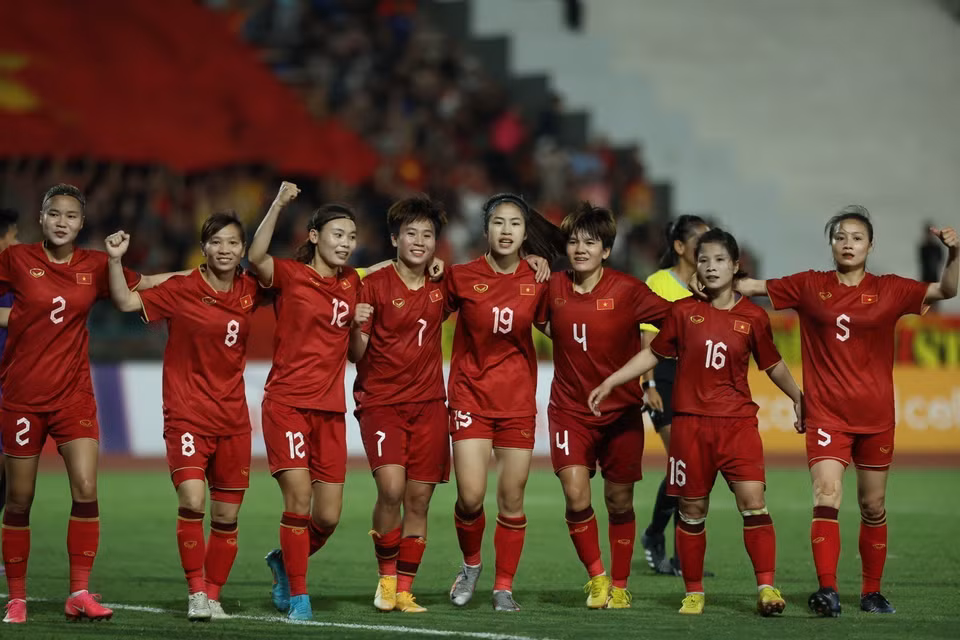 Niềm vui của các cầu thủ nữ Việt Nam khi có chiến thắng trước Myanmar để giành HCV SEA Games 32. (Ảnh: Minh Quyết/TTXVN)