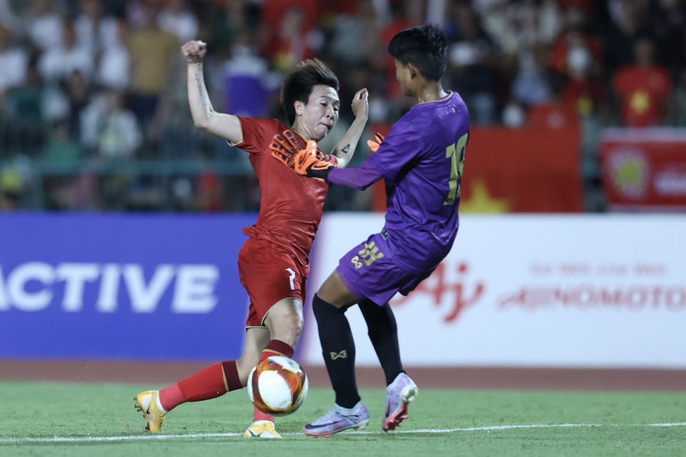 Phút 12, Tuyết Dung (7) đẩy bóng qua thủ môn của Myanmar. (Ảnh: Hoàng Linh/TTXVN)