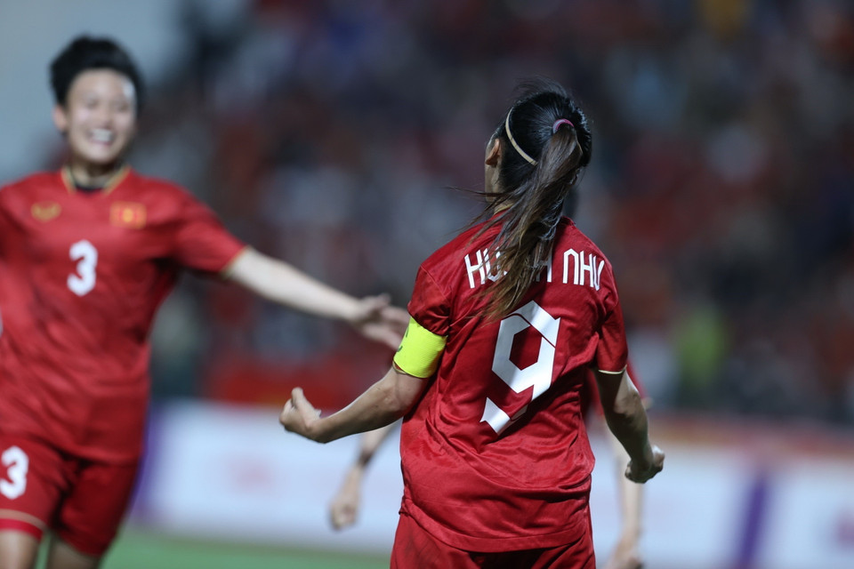 Niềm vui của tiền đạo đội trưởng Huỳnh Như (9) và đồng đội khi ghi bàn mở tỷ số ở phút 12. (Ảnh: Hoàng Linh/TTXVN)