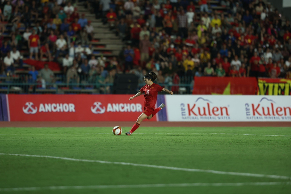 Đến phút 76, Thanh Nhã tự tin đi bóng bên cánh phải rồi dứt điểm tinh tế vượt qua tầm với thủ thành Myanmar để nâng tỷ số lên 2-0 cho Đội tuyển Nữ Việt Nam. (Ảnh: Minh Quyết/TTXVN)