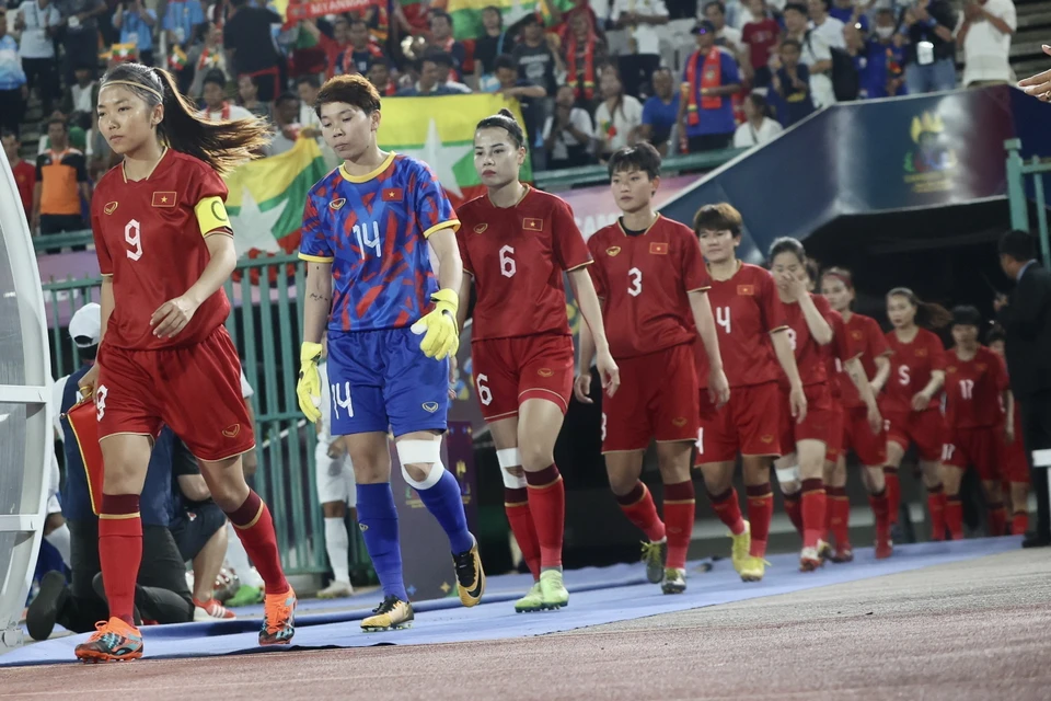 Tuyển Nữ Việt Nam bước ra sân sẵn sàng chinh phục tấm huy chương Vàng SEA Games 32. (Ảnh: Hoàng Linh/TTXVN)