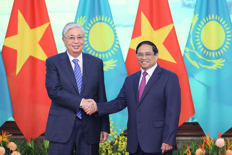 Thủ tướng Phạm Minh Chính hội kiến Tổng thống Kazakhstan Kassym-Jomart Tokayev. (Ảnh: Dương Giang/TTXVN)