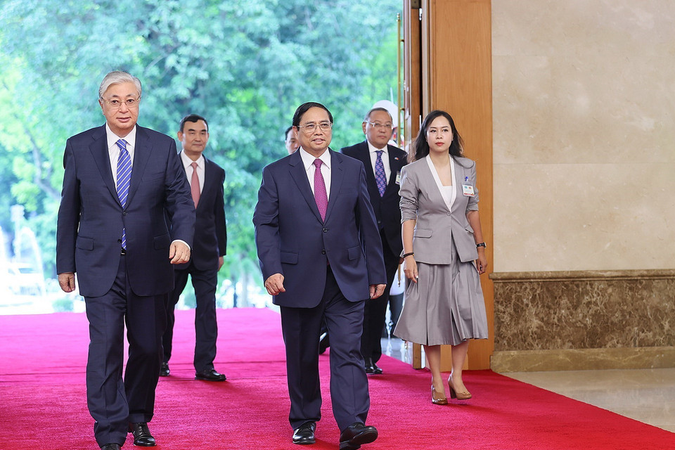 Thủ tướng Phạm Minh Chính đón Tổng thống Kazakhstan Kassym-Jomart Tokayev. (Ảnh: Dương Giang/TTXVN)