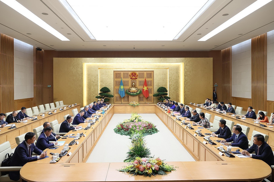 Thủ tướng Phạm Minh Chính hội kiến Tổng thống Kazakhstan Kassym-Jomart Tokayev. (Ảnh: Dương Giang/TTXVN)