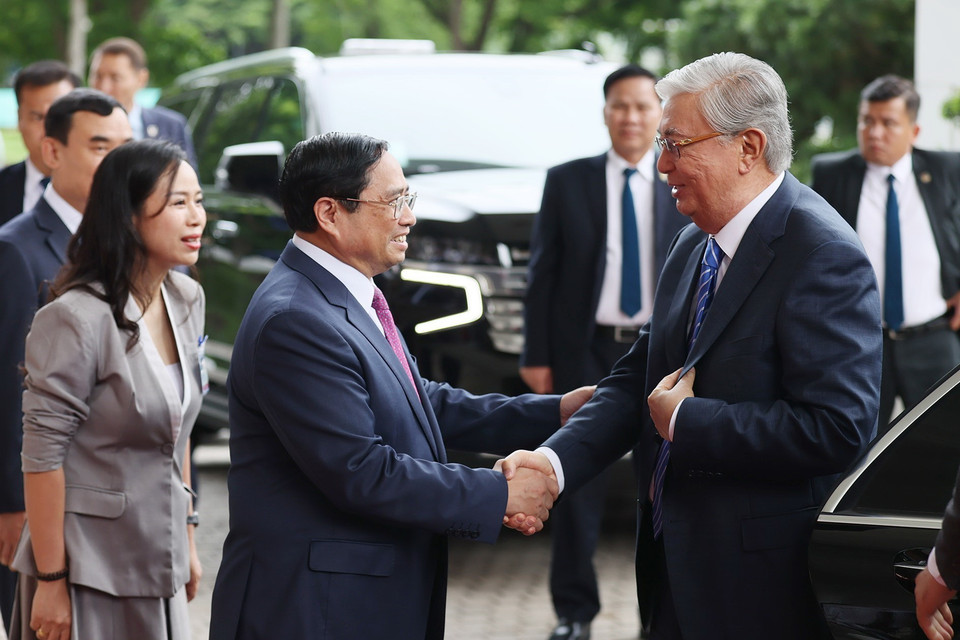 Thủ tướng Phạm Minh Chính đón Tổng thống Kazakhstan Kassym-Jomart Tokayev. (Ảnh: Dương Giang/TTXVN)