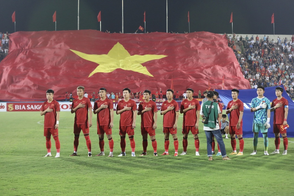 Lễ chào cờ của U23 Việt Nam. (Ảnh: Minh Quyết/TTXVN)