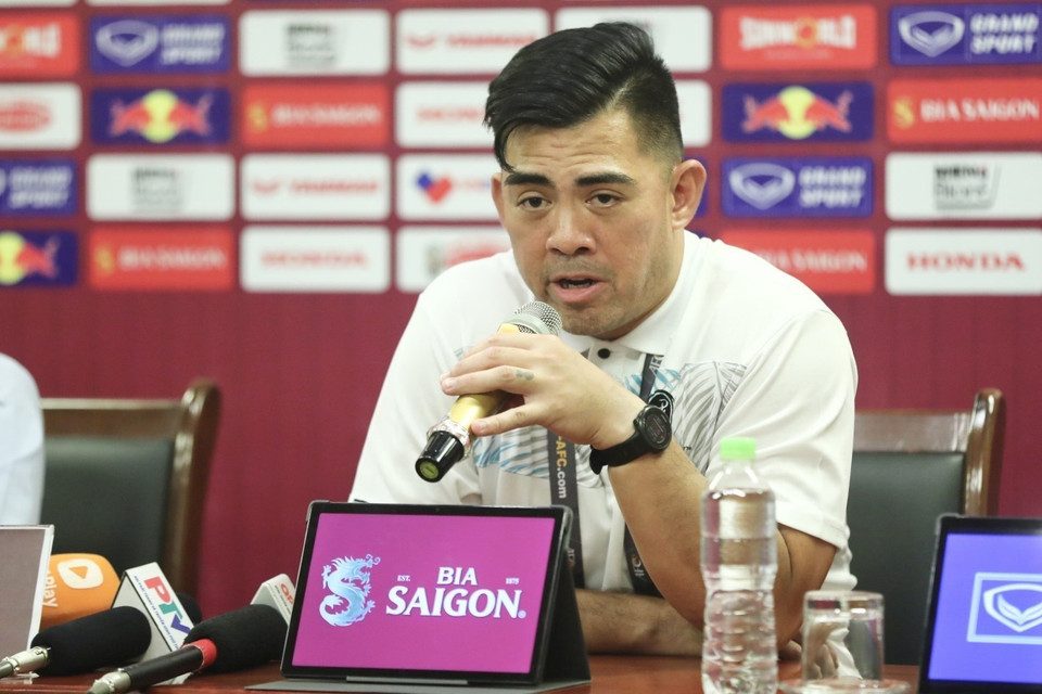 HLV trưởng U23 Guam Gadia trả lời phỏng vấn tại Họp báo sau trận đấu. (Ảnh: Minh Quyết/TTXVN)