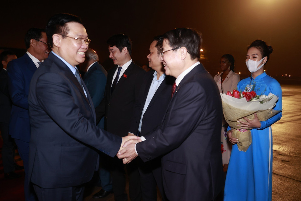 Phó Chủ tịch Quốc hội Nguyễn Đức Hải tiễn Chủ tịch Quốc hội Vương Đình Huệ tại sân bay Quốc tế Nội Bài. (Ảnh: Doãn Tấn/TTXVN)