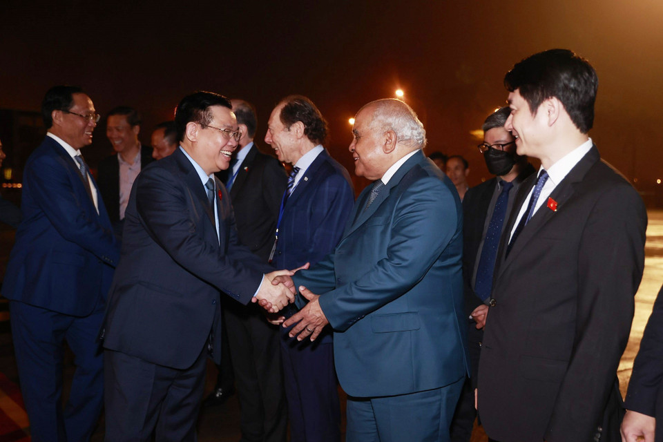 Các đại biểu tiễn Chủ tịch Quốc hội Vương Đình Huệ và các thành viên Đoàn đại biểu cấp cao Quốc hội Việt Nam tại sân bay Quốc tế Nội Bài. (Ảnh: Doãn Tấn/TTXVN)