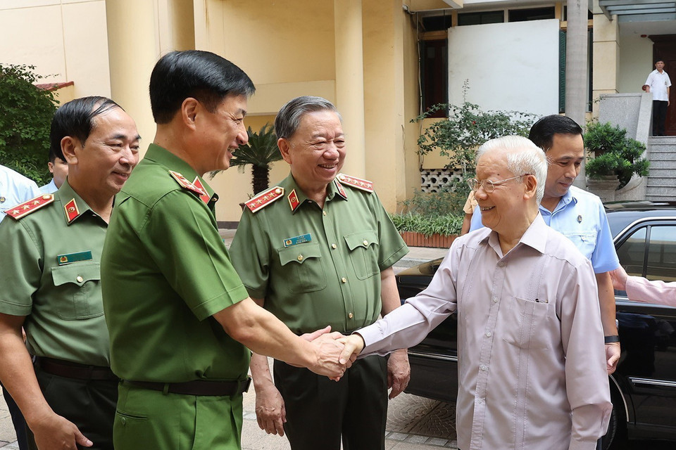 Tổng Bí thư Nguyễn Phú Trọng với các đại biểu Đảng ủy Công an Trung ương dự hội nghị. (Ảnh: Trí Dũng/TTXVN)