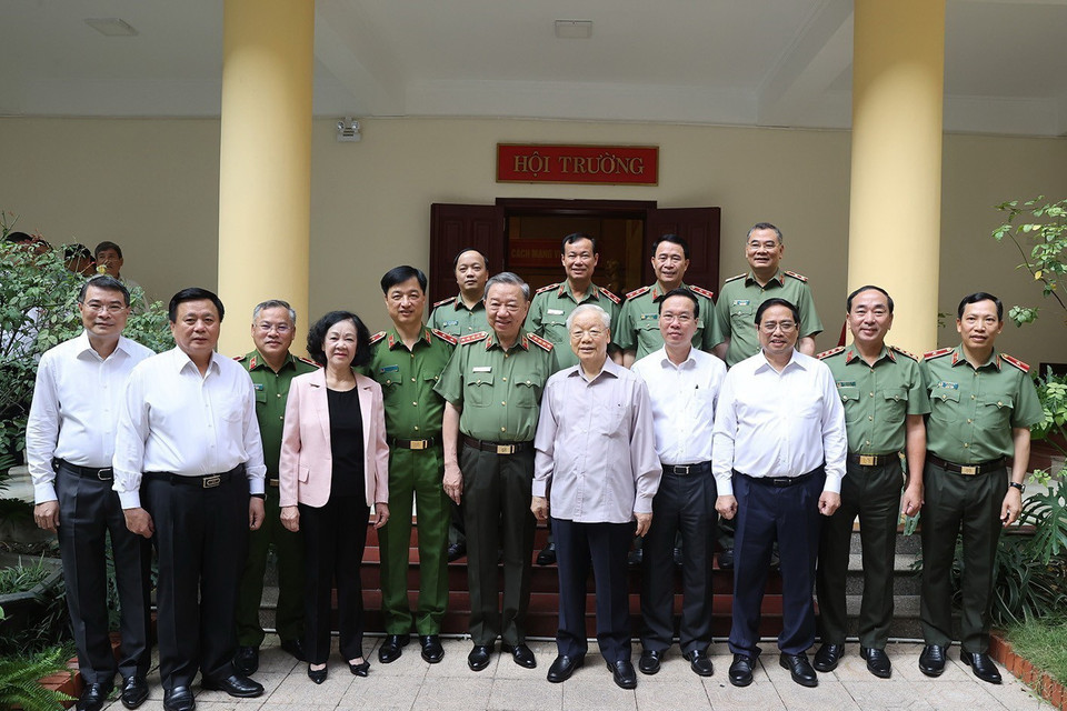 Tổng Bí thư Nguyễn Phú Trọng, Chủ tịch nước Võ Văn Thưởng, Thủ tướng Phạm Minh Chính cùng các đồng chí lãnh đạo Đảng, Nhà nước với các đồng chí trong Đảng ủy Công an Trung ương dự hội nghị. (Ảnh: Trí Dũng/TTXVN)