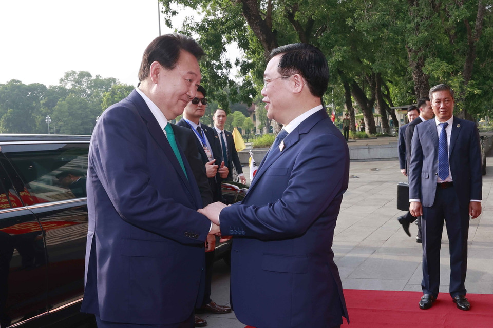 Chủ tịch Quốc hội Vương Đình Huệ đón Tổng thống Hàn Quốc Yoon Suk Yeol. (Ảnh: Doãn Tấn/TTXVN)
