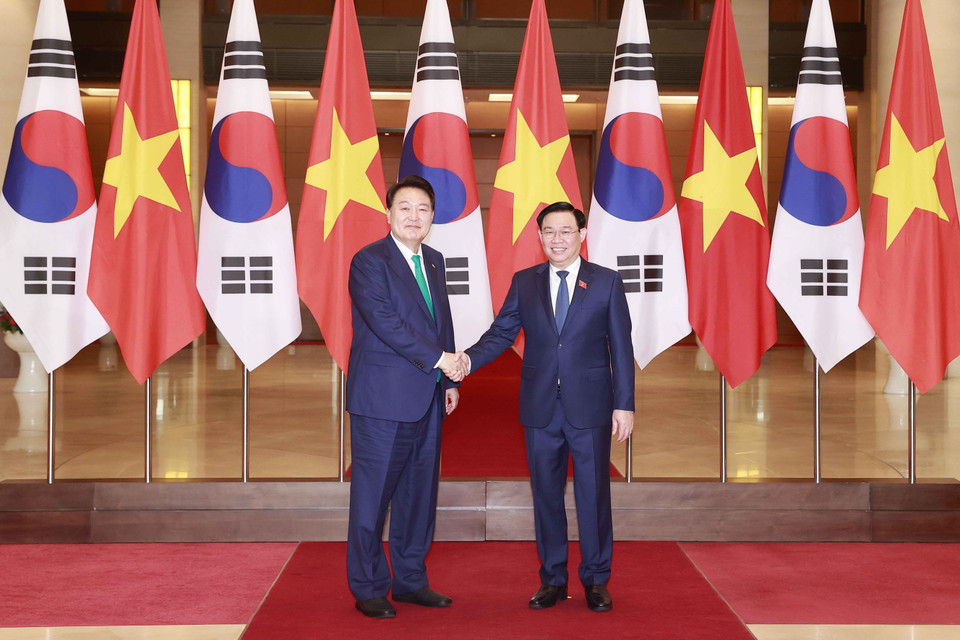 Chủ tịch Quốc hội Vương Đình Huệ tiếp Tổng thống Hàn Quốc Yoon Suk Yeol. (Ảnh: Doãn Tấn/TTXVN)