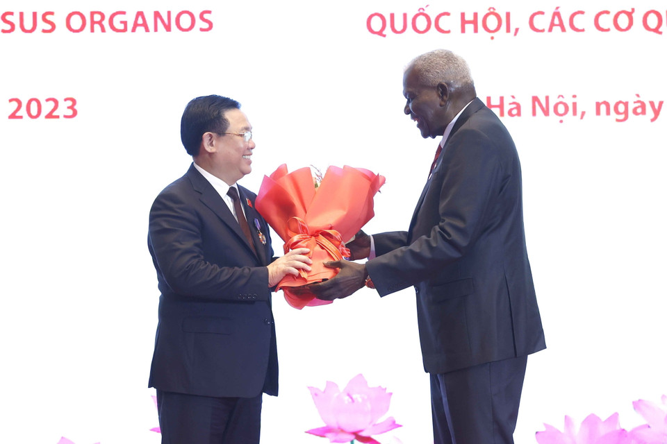 Chủ tịch Quốc hội Cuba Esteban Lazo Hernandez chúc mừng Chủ tịch Quốc hội Vương Đình Huệ. (Ảnh: Doãn Tấn/TTXVN)