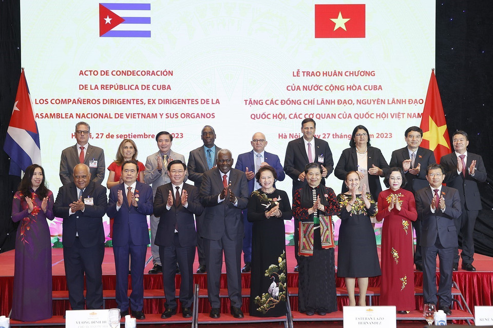 Chủ tịch Quốc hội Vương Đình Huệ, Chủ tịch Quốc hội Cuba Esteban Lazo Hernandez, nguyên Chủ tịch Quốc hội Nguyễn Thị Kim Ngân và đại biểu tại buổi lễ. (Ảnh: Doãn Tấn/TTXVN)