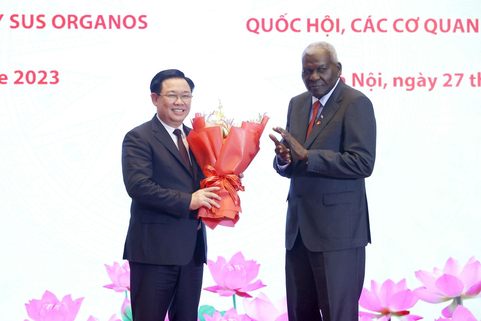 Chủ tịch Quốc hội Cuba Esteban Lazo Hernandez chúc mừng Chủ tịch Quốc hội Vương Đình Huệ. (Ảnh: Doãn Tấn/TTXVN)