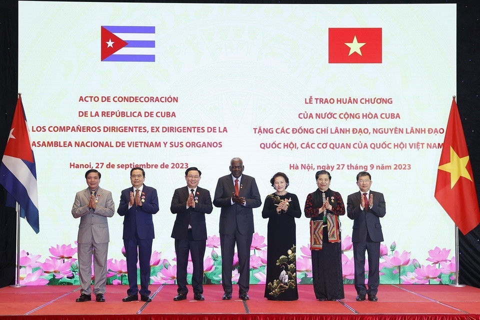 Chủ tịch Quốc hội Vương Đình Huệ, Chủ tịch Quốc hội Cuba Esteban Lazo Hernandez, nguyên Chủ tịch Quốc hội Nguyễn Thị Kim Ngân và đại biểu tại buổi lễ. (Ảnh: Doãn Tấn/TTXVN)