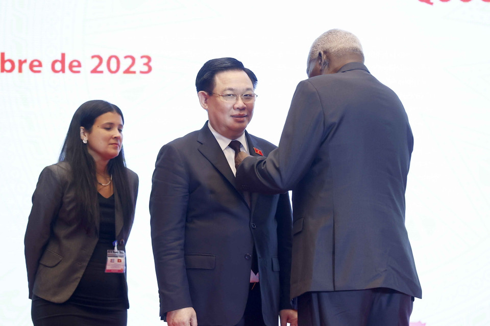 Chủ tịch Quốc hội Cuba Esteban Lazo Hernandez trao Huân chương Carlos Manuel de Cesesspespeedes tặng Chủ tịch Quốc hội Vương Đình Huệ. (Ảnh: Doãn Tấn/TTXVN)