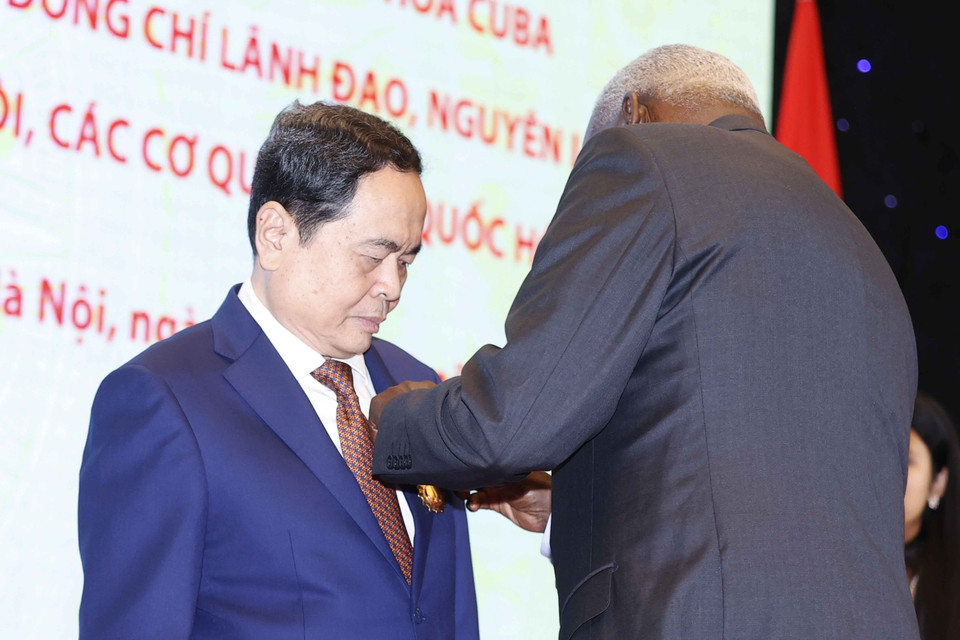 Chủ tịch Quốc hội Cuba Esteban Lazo Hernandez trao Huân chương Đại đoàn kết tặng Phó Chủ tịch Thường trực Quốc hội Trần Thanh Mẫn. (Ảnh: Doãn Tấn/TTXVN)