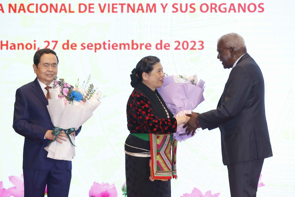 Chủ tịch Quốc hội Cuba Esteban Lazo Hernandez trao Huân chương Đại đoàn kết tặng nguyên Phó Chủ tịch Thường trực Quốc hội Tòng Thị Phóng. (Ảnh: Doãn Tấn/TTXVN)