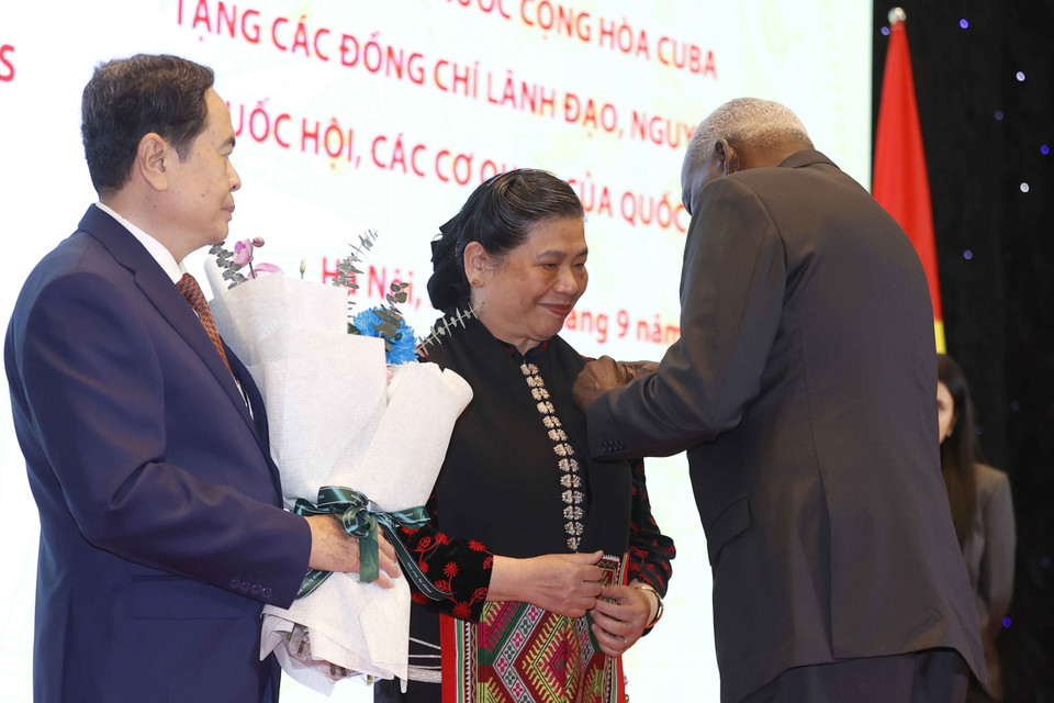 Chủ tịch Quốc hội Cuba Esteban Lazo Hernandez trao Huân chương Đại đoàn kết tặng nguyên Phó Chủ tịch Thường trực Quốc hội Tòng Thị Phóng. (Ảnh: Doãn Tấn/TTXVN)