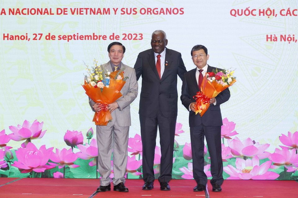 Chủ tịch Quốc hội Cuba Esteban Lazo Hernandez trao Huy chương Hữu nghị tặng Tổng thư ký Quốc hội, Chủ nhiệm Văn phòng Quốc hội Bùi Văn Cường và Chủ nhiệm Ủy ban Đối ngoại Vũ Hải Hà. (Ảnh: Doãn Tấn/TTXVN)