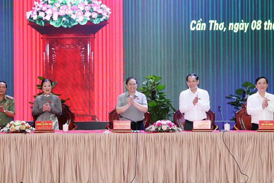 Thủ tướng Phạm Minh Chính và Đoàn Đại biểu Quốc hội thành phố Cần Thơ dự Hội nghị tiếp xúc cử tri sau Kỳ họp thứ 5, Quốc hội khóa XV. (Ảnh: Dương Giang/TTXVN)