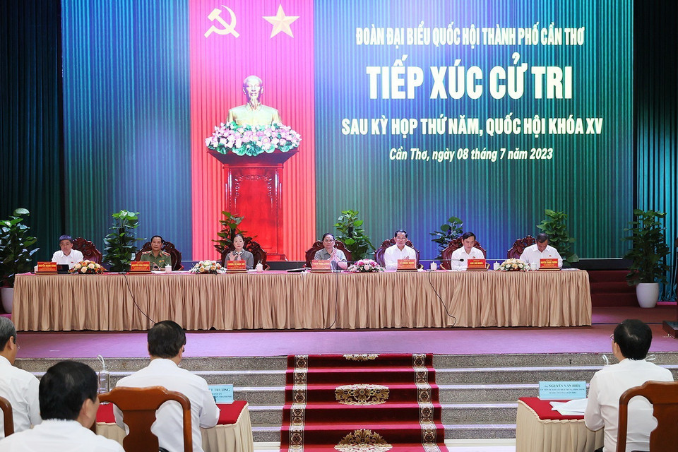 Thủ tướng Phạm Minh Chính và Đoàn Đại biểu Quốc hội thành phố Cần Thơ dự Hội nghị tiếp xúc cử tri sau Kỳ họp thứ 5, Quốc hội khóa XV. (Ảnh: Dương Giang/TTXVN)