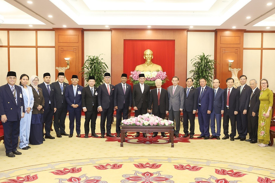 Tổng Bí thư Nguyễn Phú Trọng và Thủ tướng Malaysia Anwar Ibrahim cùng các đại biểu chụp ảnh chung. (Ảnh: Trí Dũng/TTXVN)