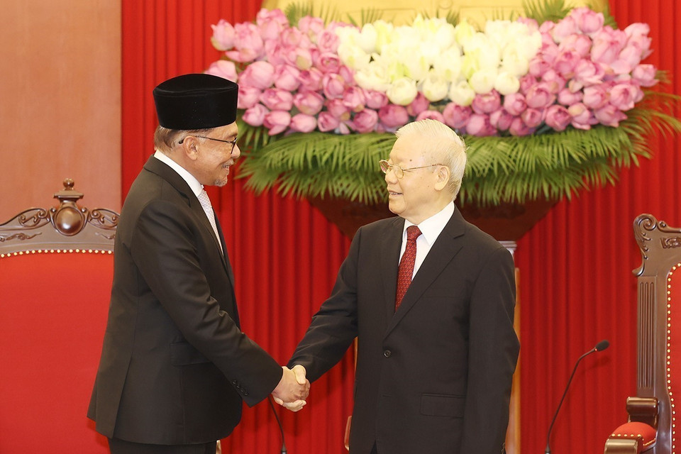 Tổng Bí thư Nguyễn Phú Trọng tiếp Thủ tướng Malaysia Anwar Ibrahim. (Ảnh: Trí Dũng/TTXVN)