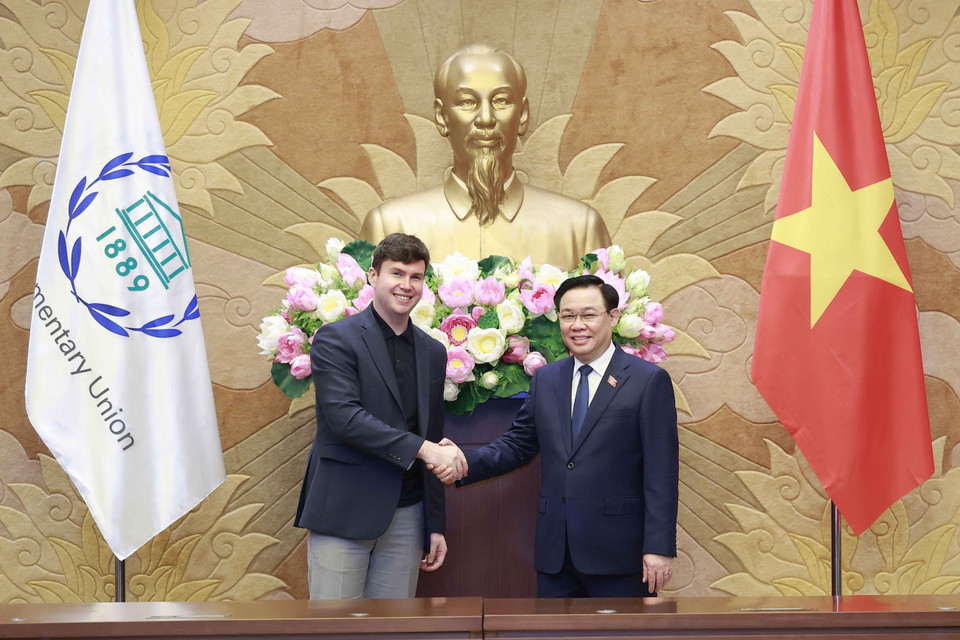 Chủ tịch Quốc hội Vương Đình Huệ và Ngài Dan Carden, Chủ tịch Diễn đàn Nghị sỹ Trẻ IPU, Hạ Nghị sỹ Vương quốc Anh. (Ảnh: Doãn Tấn/TTXVN)