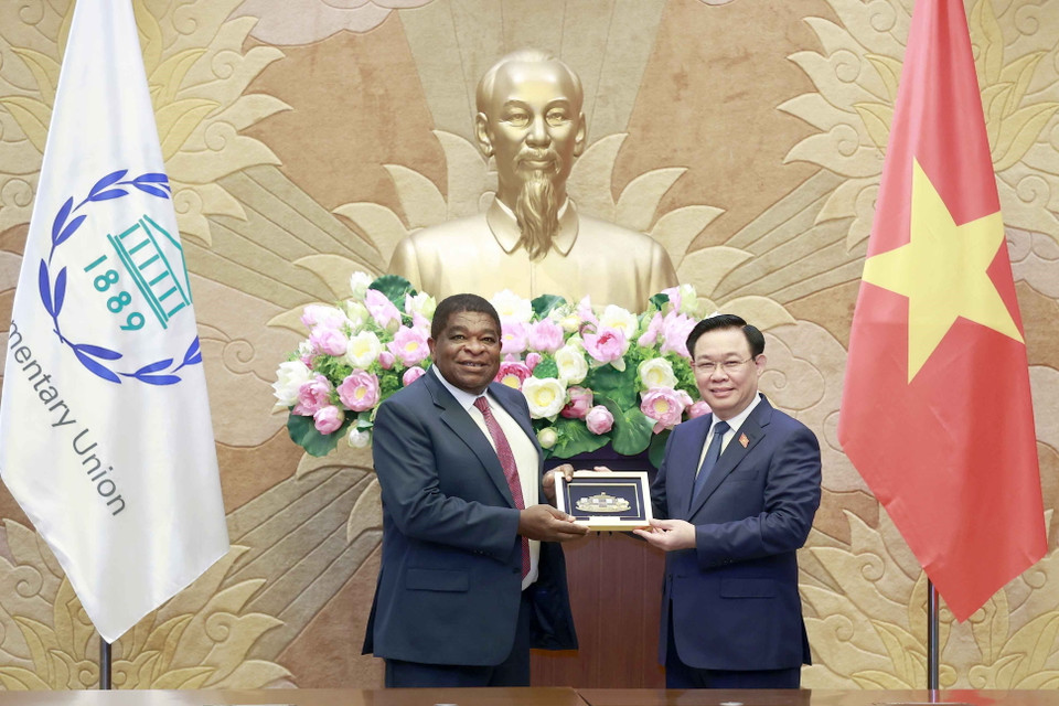 Chủ tịch Quốc hội Vương Đình tặng vật phẩm lưu niệm cho Ngài Martin Chungong, Tổng thư ký Liên minh Nghị viện Thế giới. (Ảnh: Doãn Tấn/TTXVN)