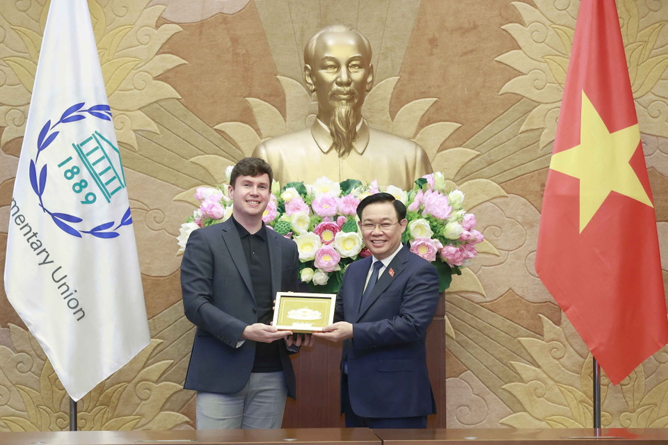 Chủ tịch Quốc hội Vương Đình tặng vật phẩm lưu niệm cho Ngài Dan Carden, Chủ tịch Diễn đàn Nghị sỹ trẻ IPU, Hạ nghị sỹ Vương quốc Anh. (Ảnh: Doãn Tấn/TTXVN)